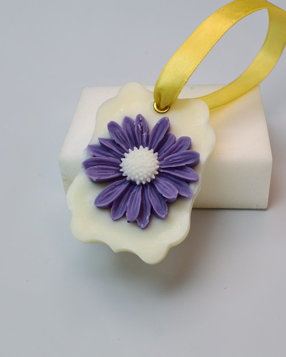 odorizante dulap cu design floral din ceara parfumata colectia Florala Luxora pentru dulapuri si sertare