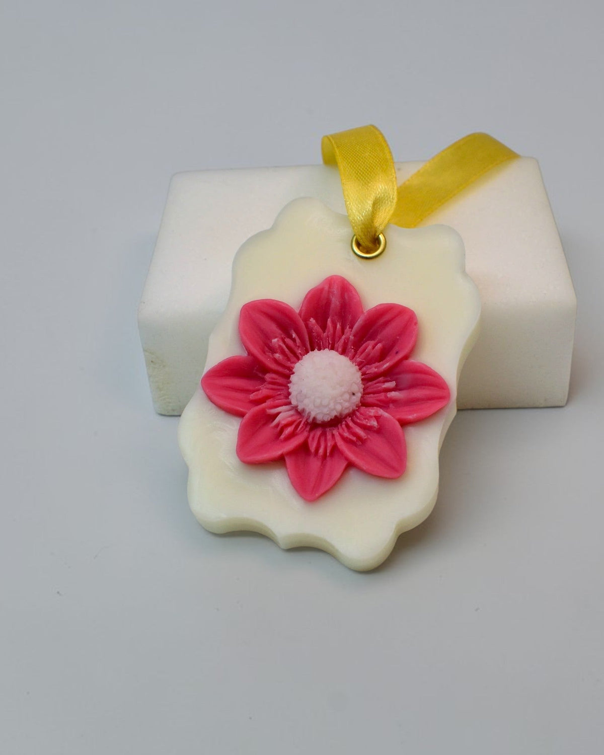odorizante dulap cu design floral din ceara parfumata colectia Florala Luxora pentru dulapuri si sertare
