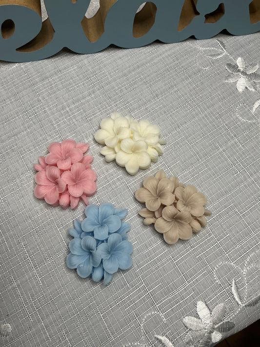 Lumânare decorativă cu flori stratificate și petale detaliate, realizată manual, cu design floral complex.