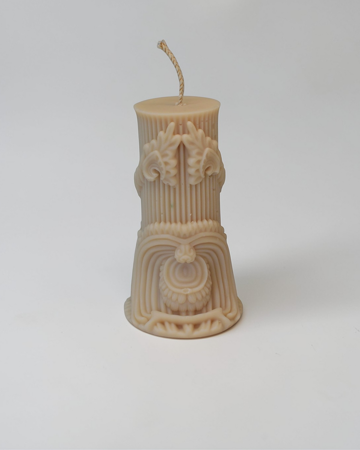 Lumânare decorativă sculpturală Sylva realizată manual din ceară de soia