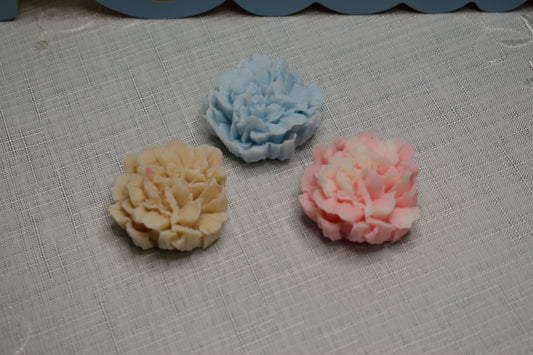 Lumânare de mărturie în formă de floare garoafă, realizată manual, potrivită pentru botez și evenimente elegante