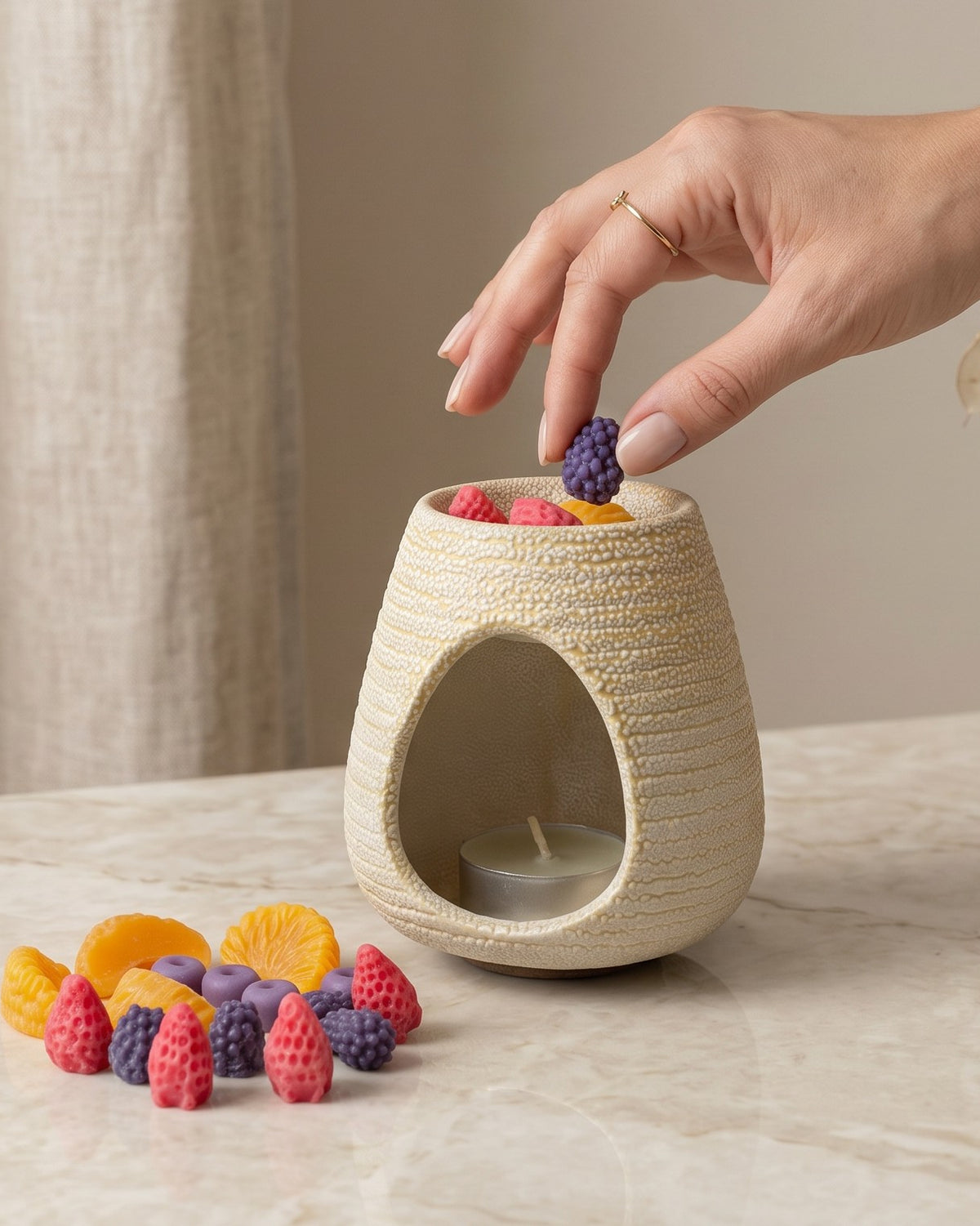 Wax melts Bloom colecția Nectar, căpșuni, afine și felii de portocală lângă arzătorul ceramic