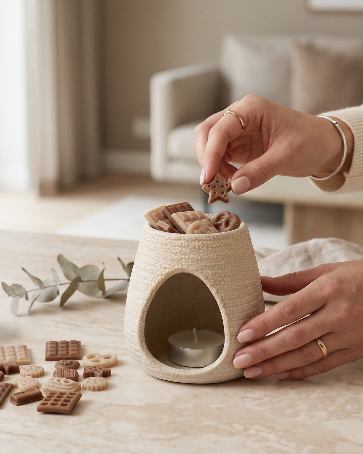 Wax melts Essence, bumbac curat, colecția Crème alături de arzătorul ceramic oval crem Luxora