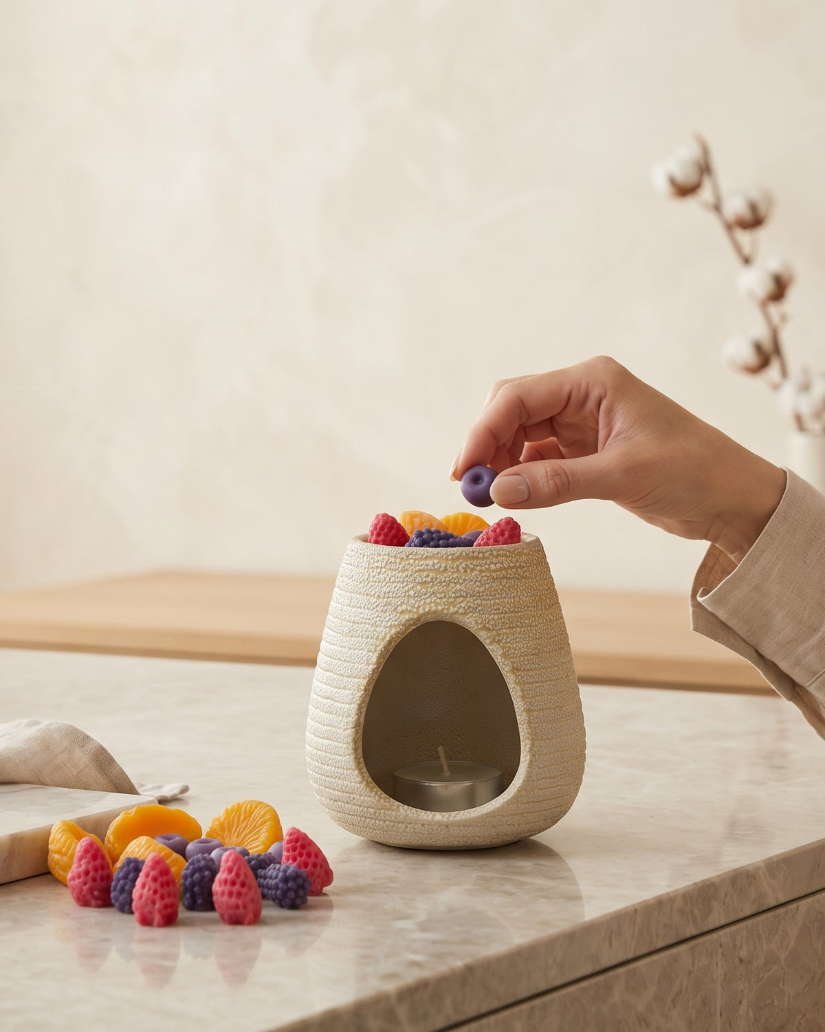 Wax melts Essence colecția Nectar, căpșuni și felii de portocală lângă arzătorul ceramic Luxora