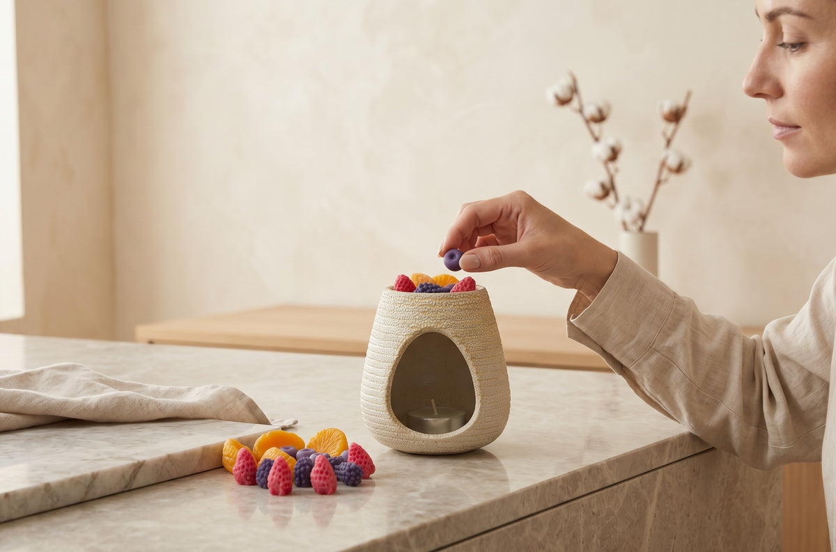 Wax melts Essence colecția Nectar, căpșuni și felii de portocală lângă arzătorul ceramic Luxora