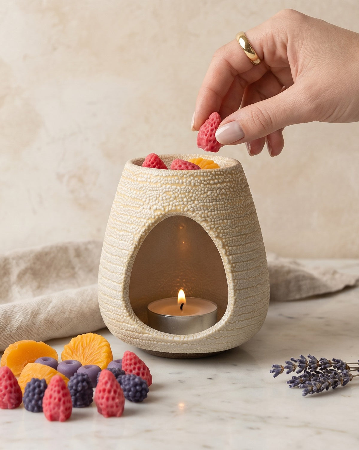 Wax melts Noir colecția Nectar, căpșuni și afine lângă arzătorul ceramic Luxora