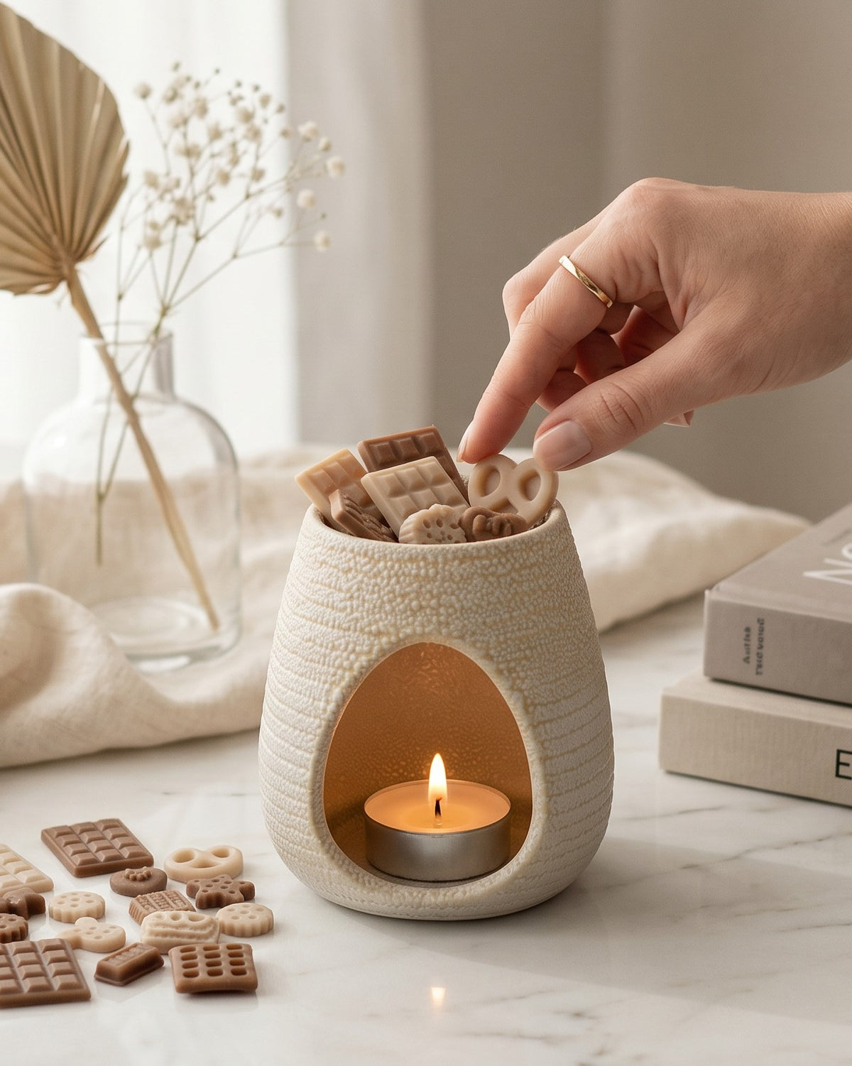 Wax melts Velvet, cald și catifelat, colecția Crème alături de arzătorul ceramic Luxora