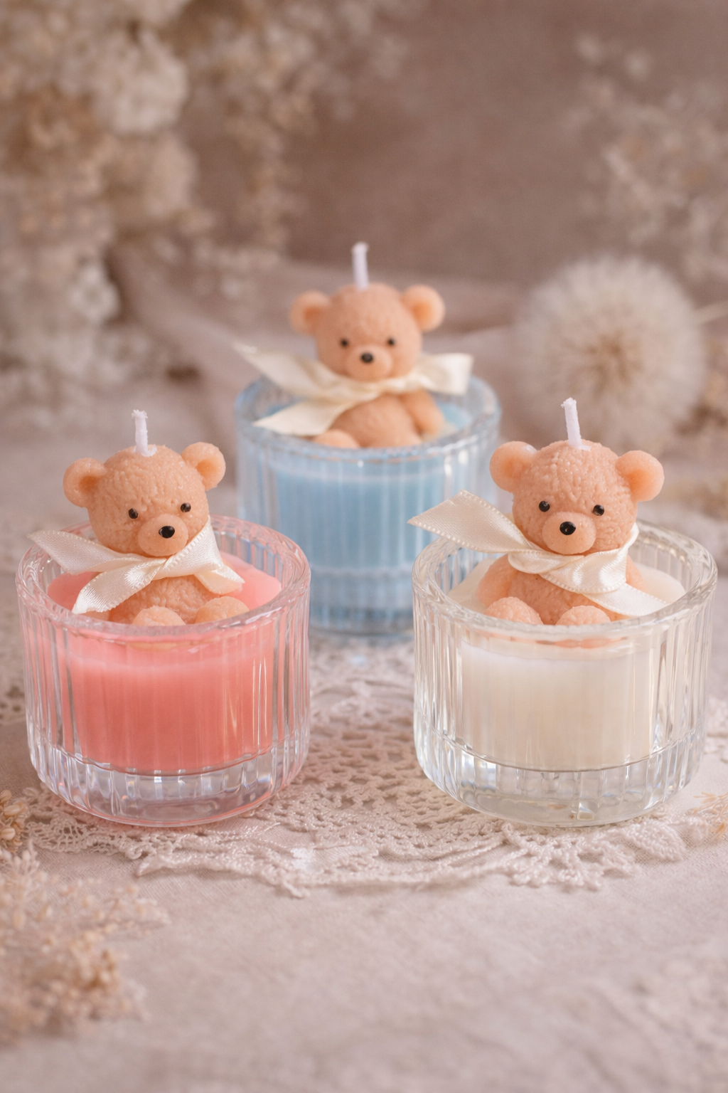 Mărturii cu lumânări parfumate în suport de sticlă, cu ursuleți decorativi, ideale pentru botez sau nuntă.