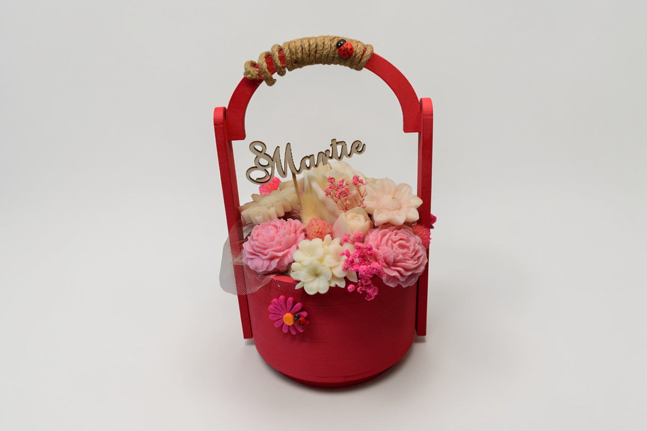 Set Cadou 8 Martie – Coș Rotund cu Urs Decorativ și Inimă