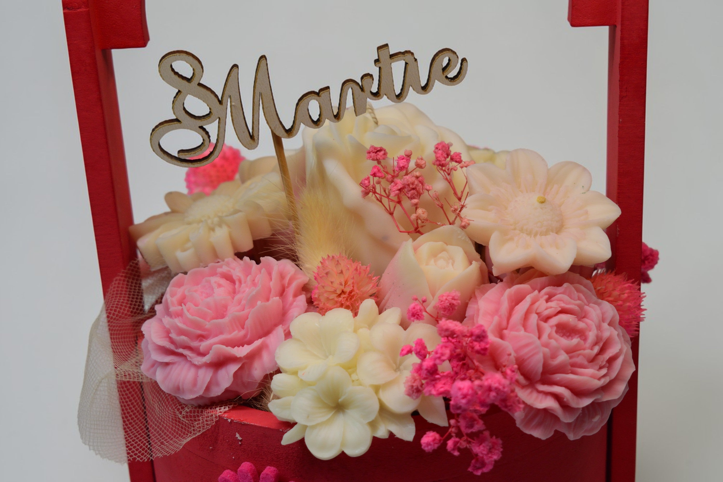 Set Cadou 8 Martie – Coș Rotund cu Urs Decorativ și Inimă