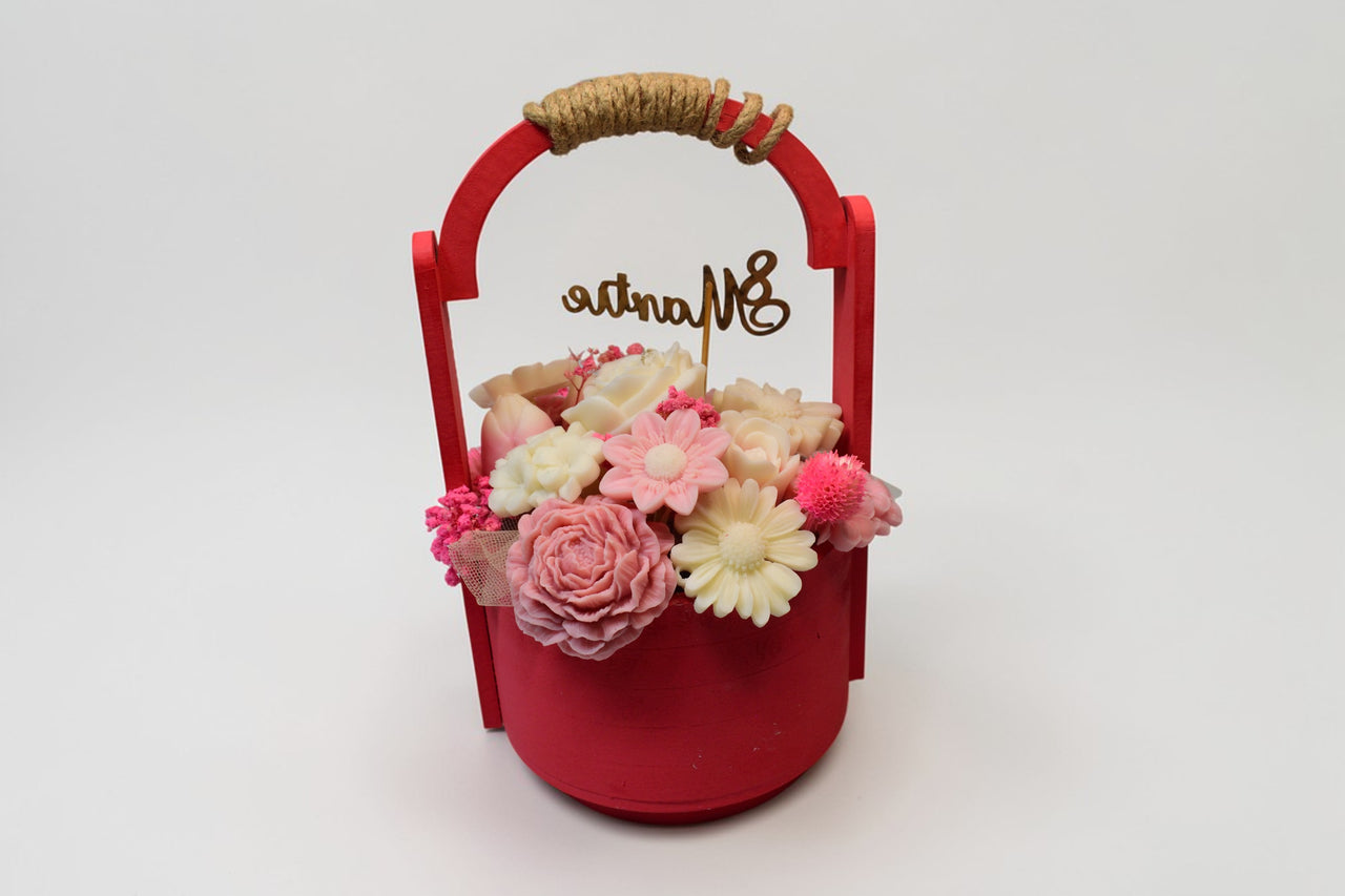 Set Cadou 8 Martie – Coș Rotund cu Urs Decorativ și Inimă