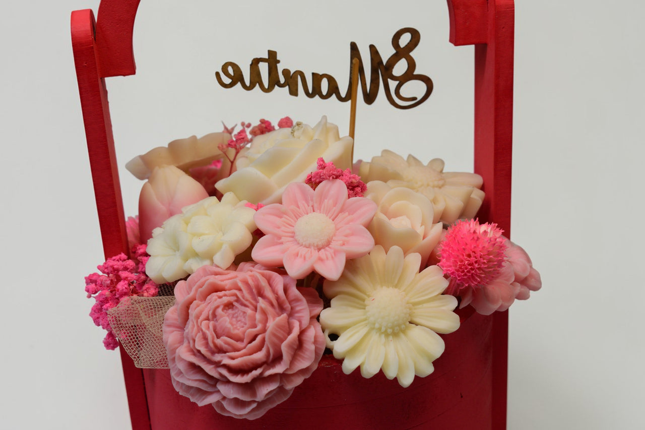 Set Cadou 8 Martie – Coș Rotund cu Urs Decorativ și Inimă