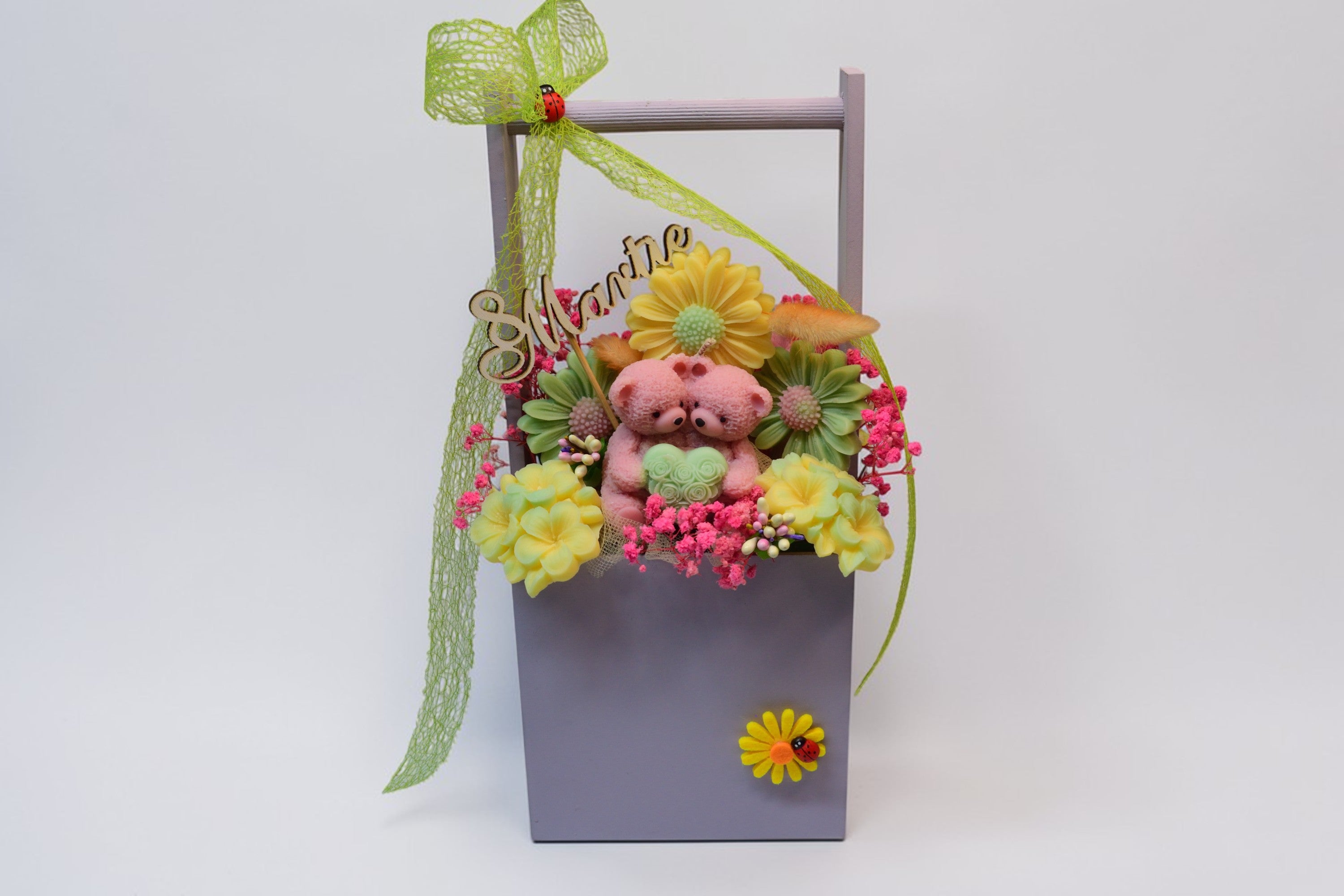 Set Cadou 8 Martie – Coș Floral cu Doi Urși și Inimă - Luxora Candles