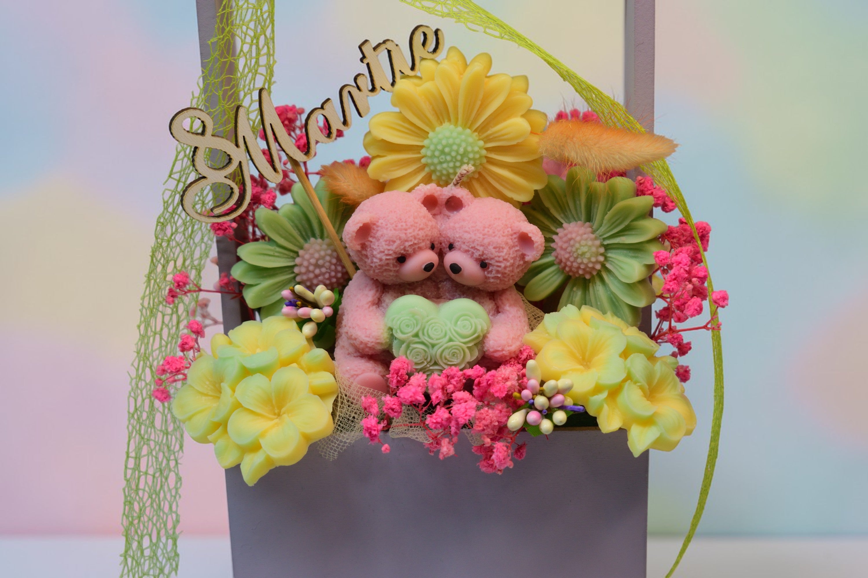 Set Cadou 8 Martie – Coș Floral cu Doi Urși și Inimă - Luxora Candles