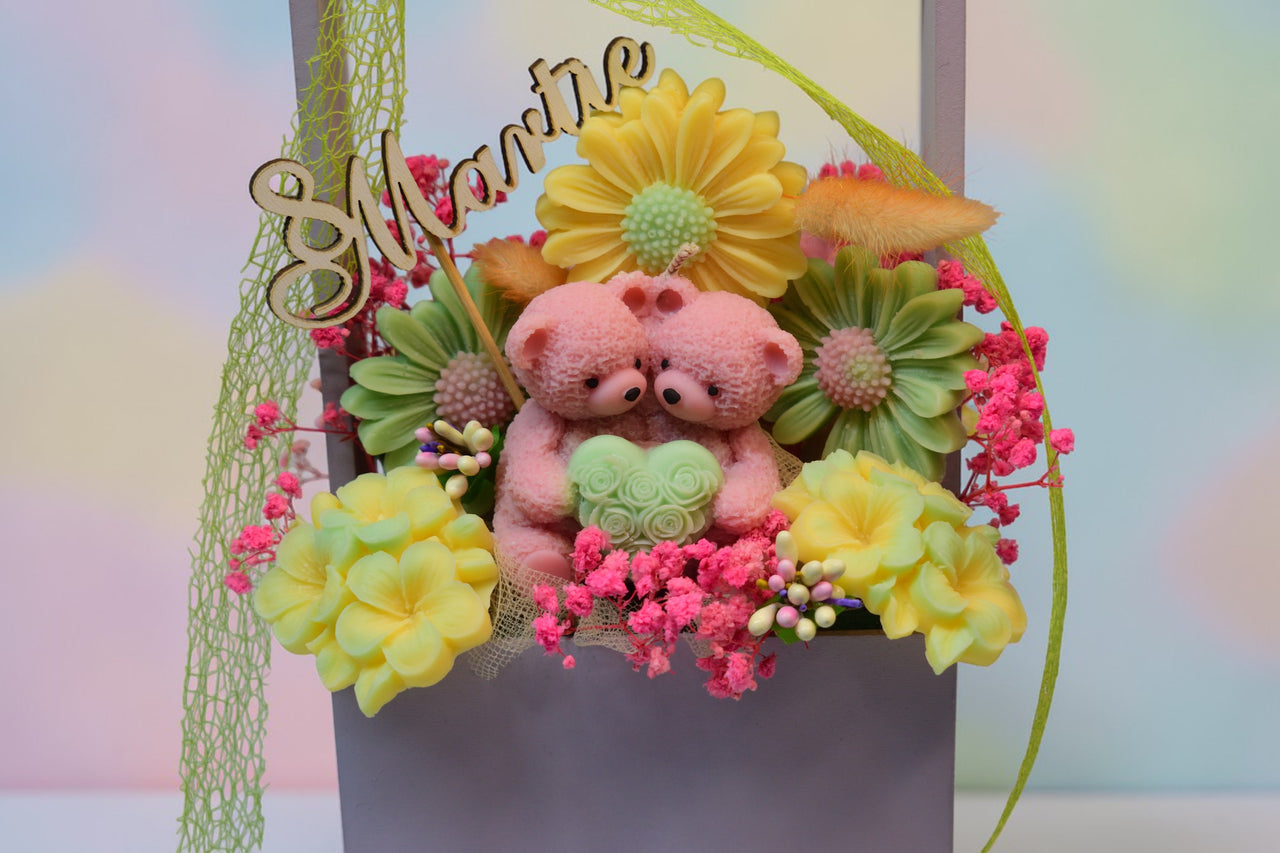 Set Cadou 8 Martie – Coș Floral cu Doi Urși și Inimă - Luxora Candles