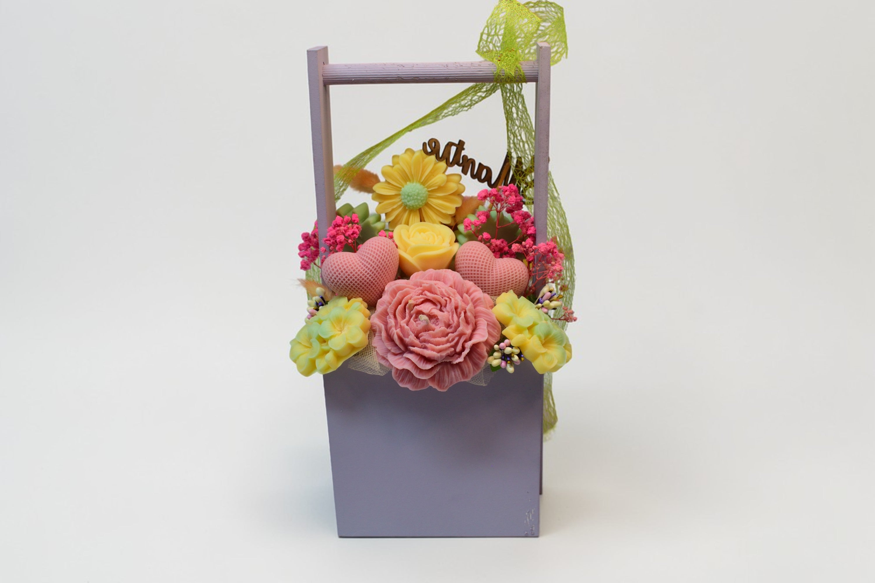 Set Cadou 8 Martie – Coș Floral cu Doi Urși și Inimă - Luxora Candles