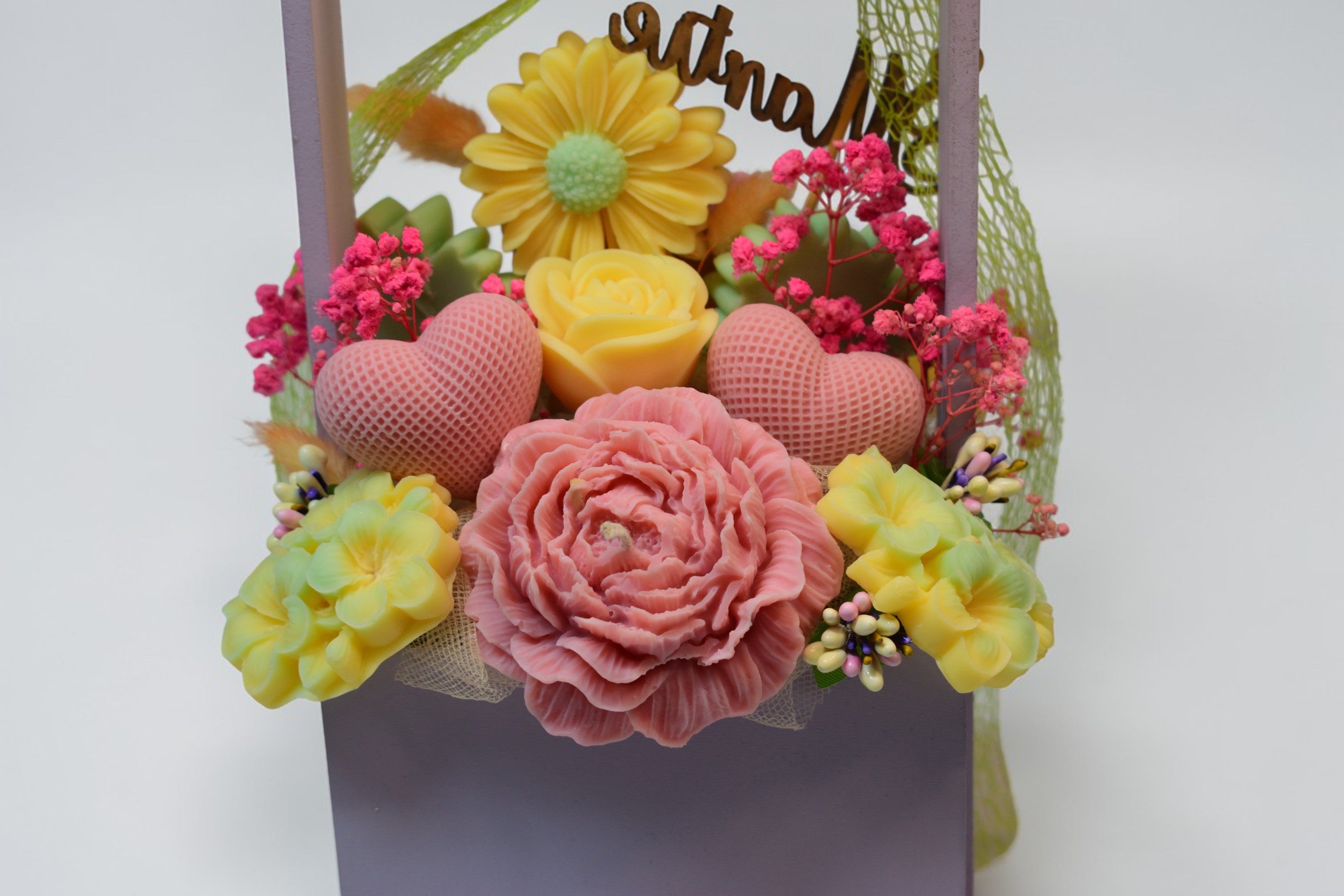 Set Cadou 8 Martie – Coș Floral cu Doi Urși și Inimă - Luxora Candles