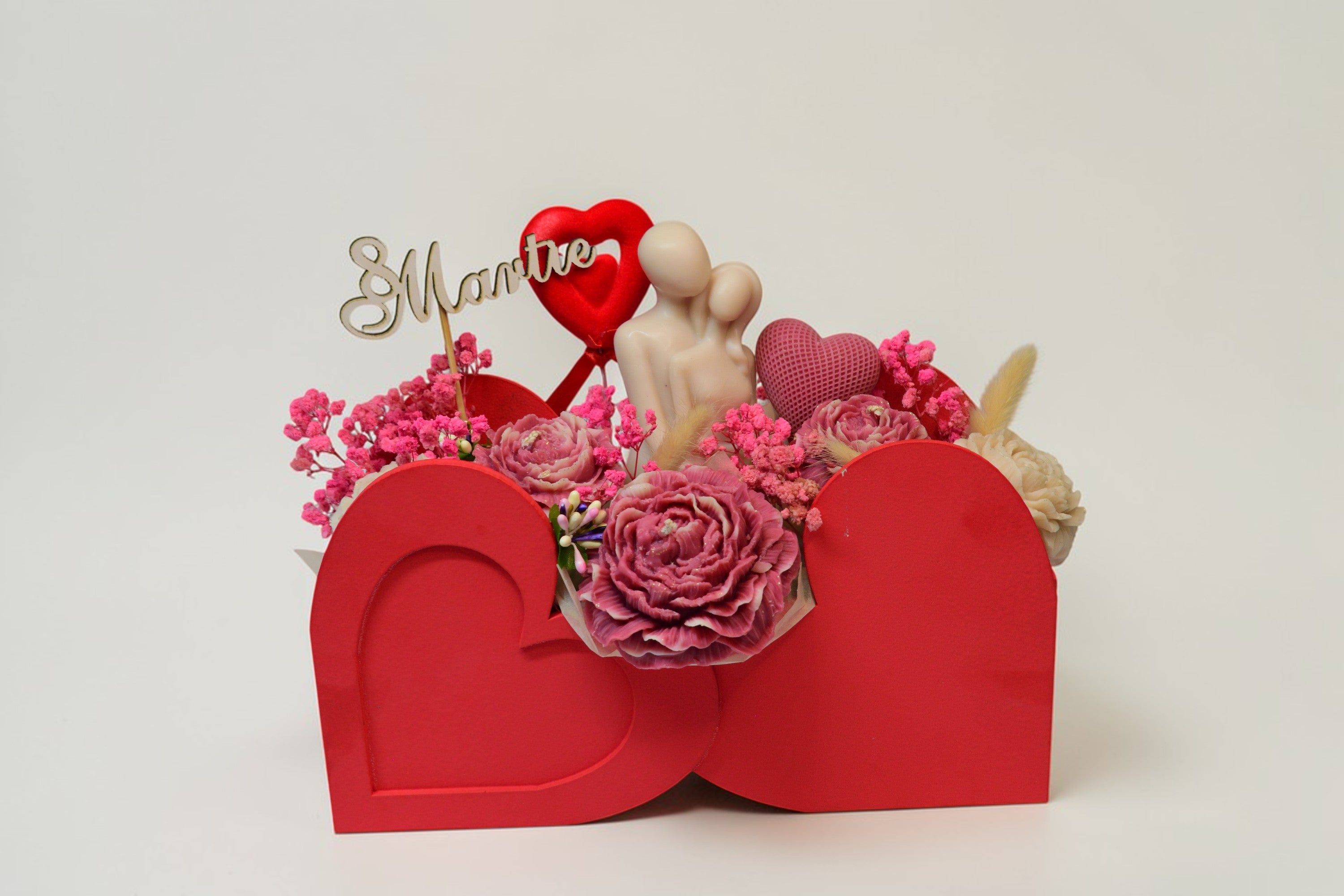 Set Cadou 8 Martie – formă de inimă cu flori și cuplu - Luxora Candles