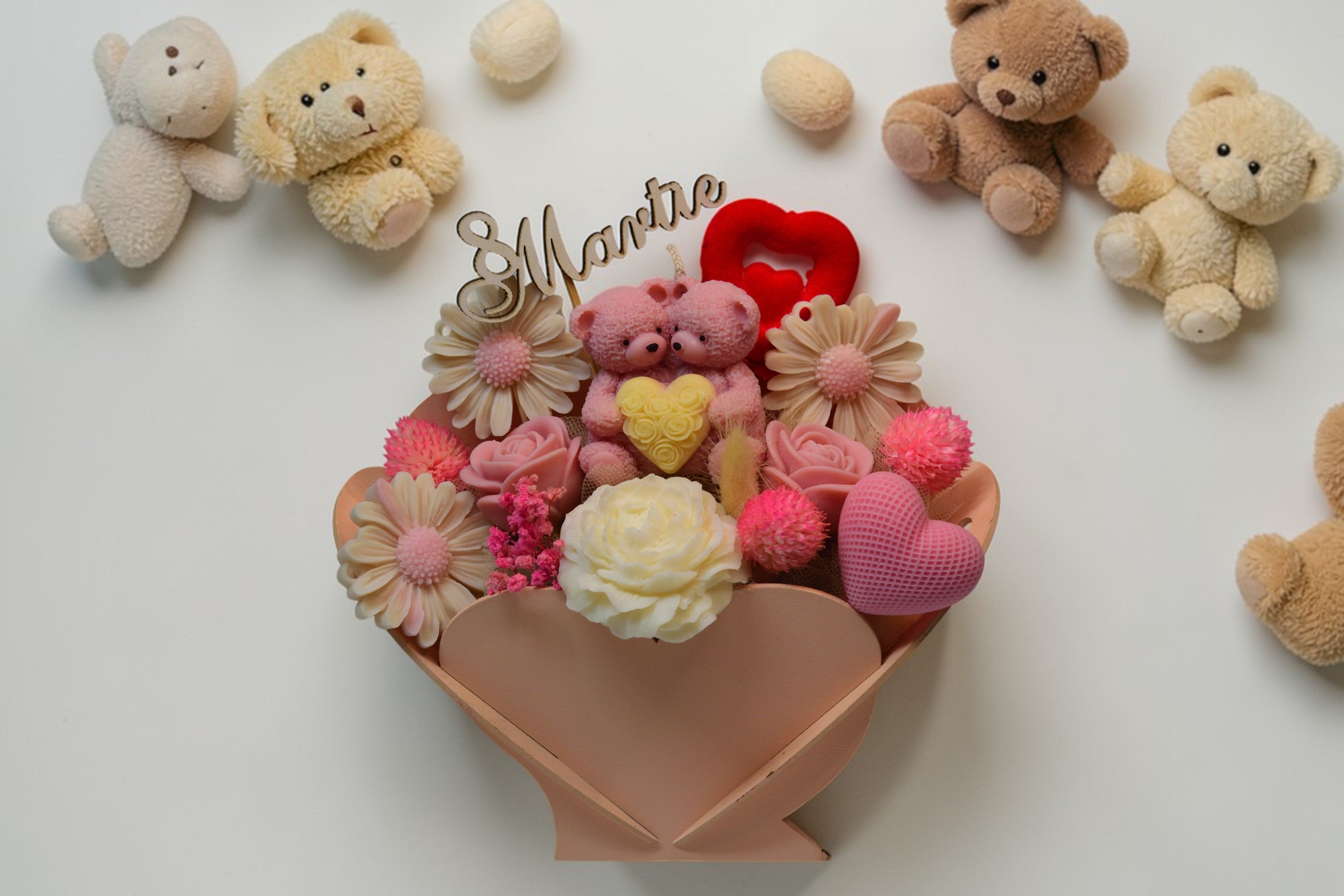 Set Cadou 8 Martie – suport în formă de inimă cu urs și flori - Luxora Candles