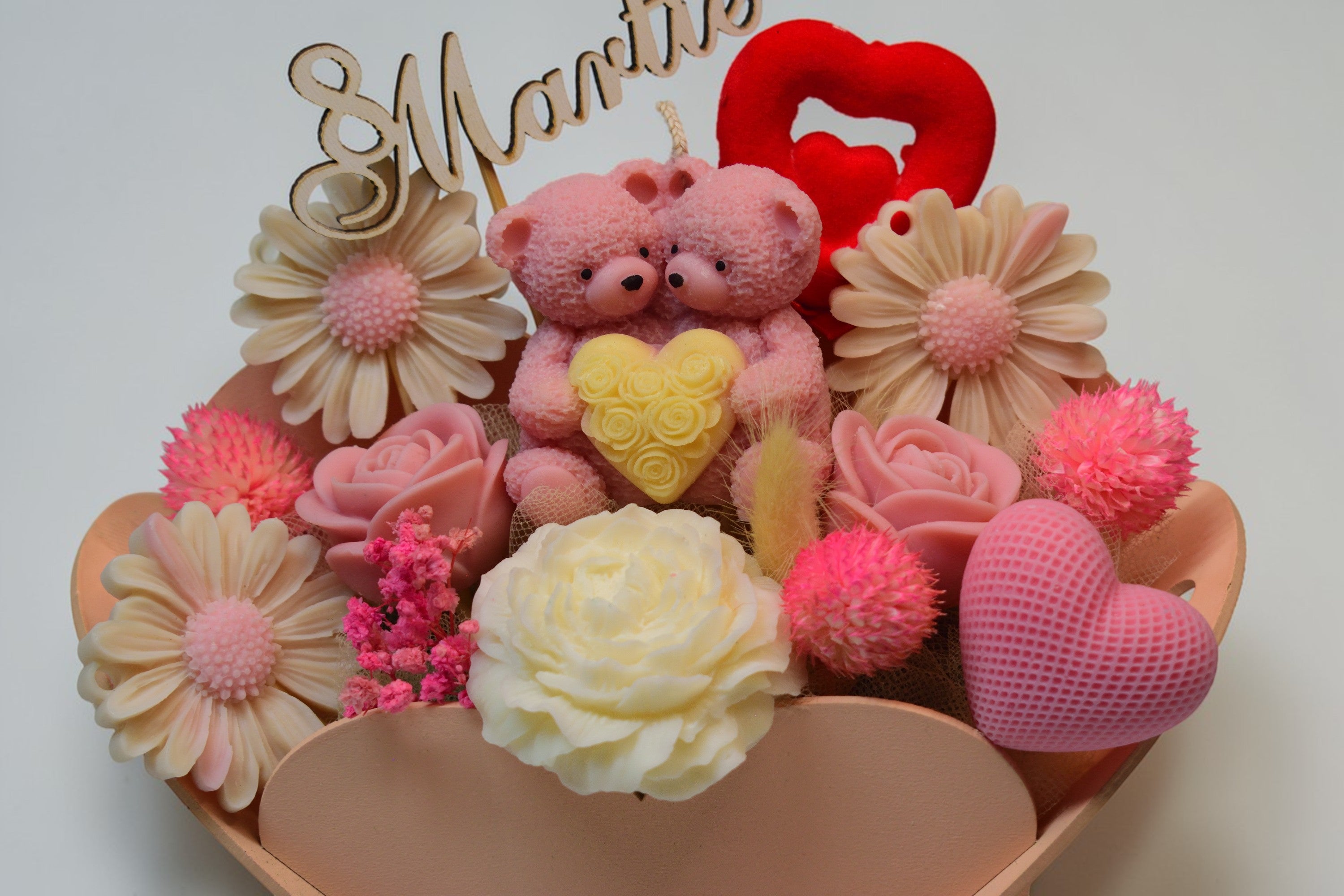 Set Cadou 8 Martie – suport în formă de inimă cu urs și flori - Luxora Candles