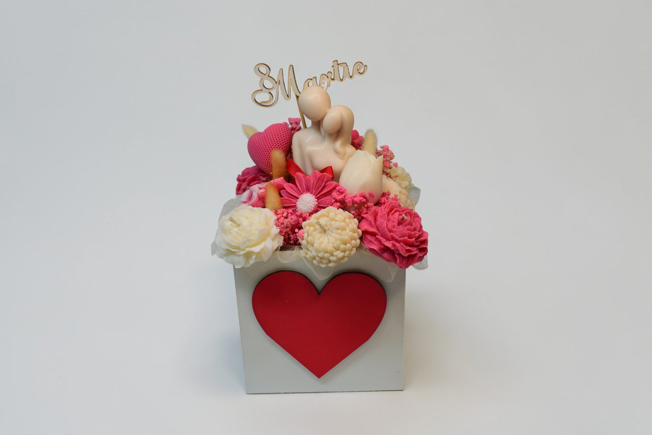 Set Cadou 8 Martie – cutie cu inimă, cuplu și flori - Luxora Candles