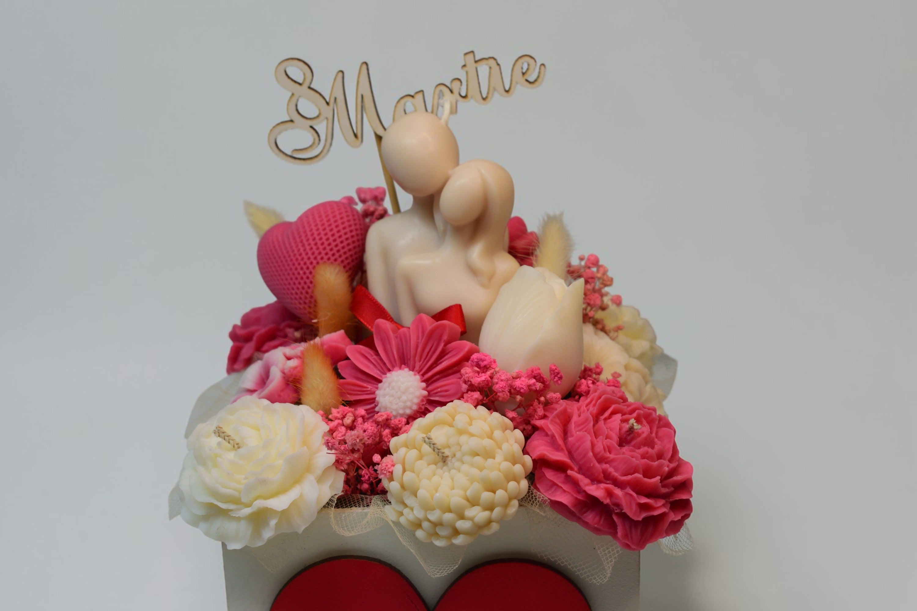 Set Cadou 8 Martie – cutie cu inimă, cuplu și flori - Luxora Candles