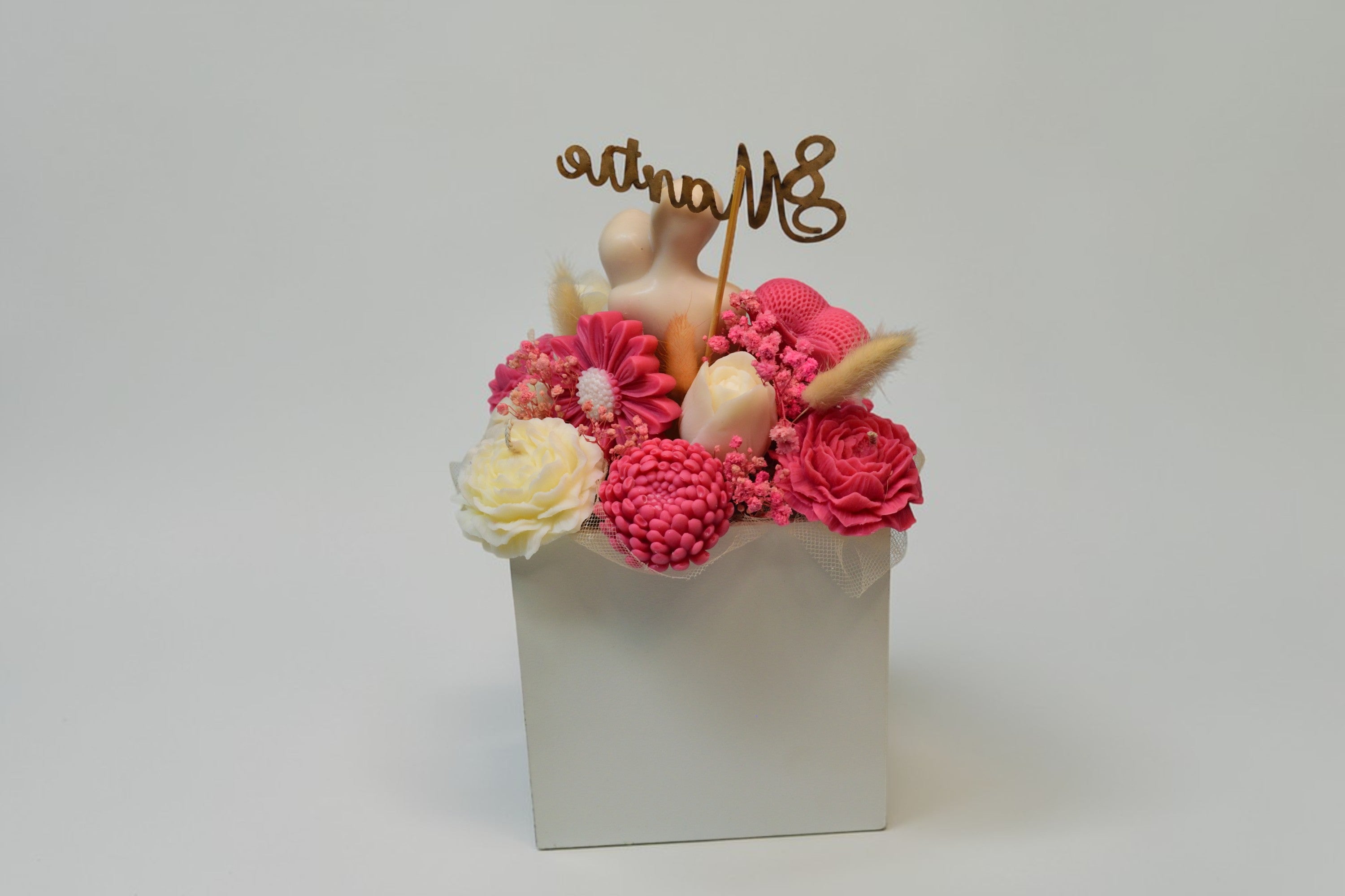 Set Cadou 8 Martie – cutie cu inimă, cuplu și flori - Luxora Candles