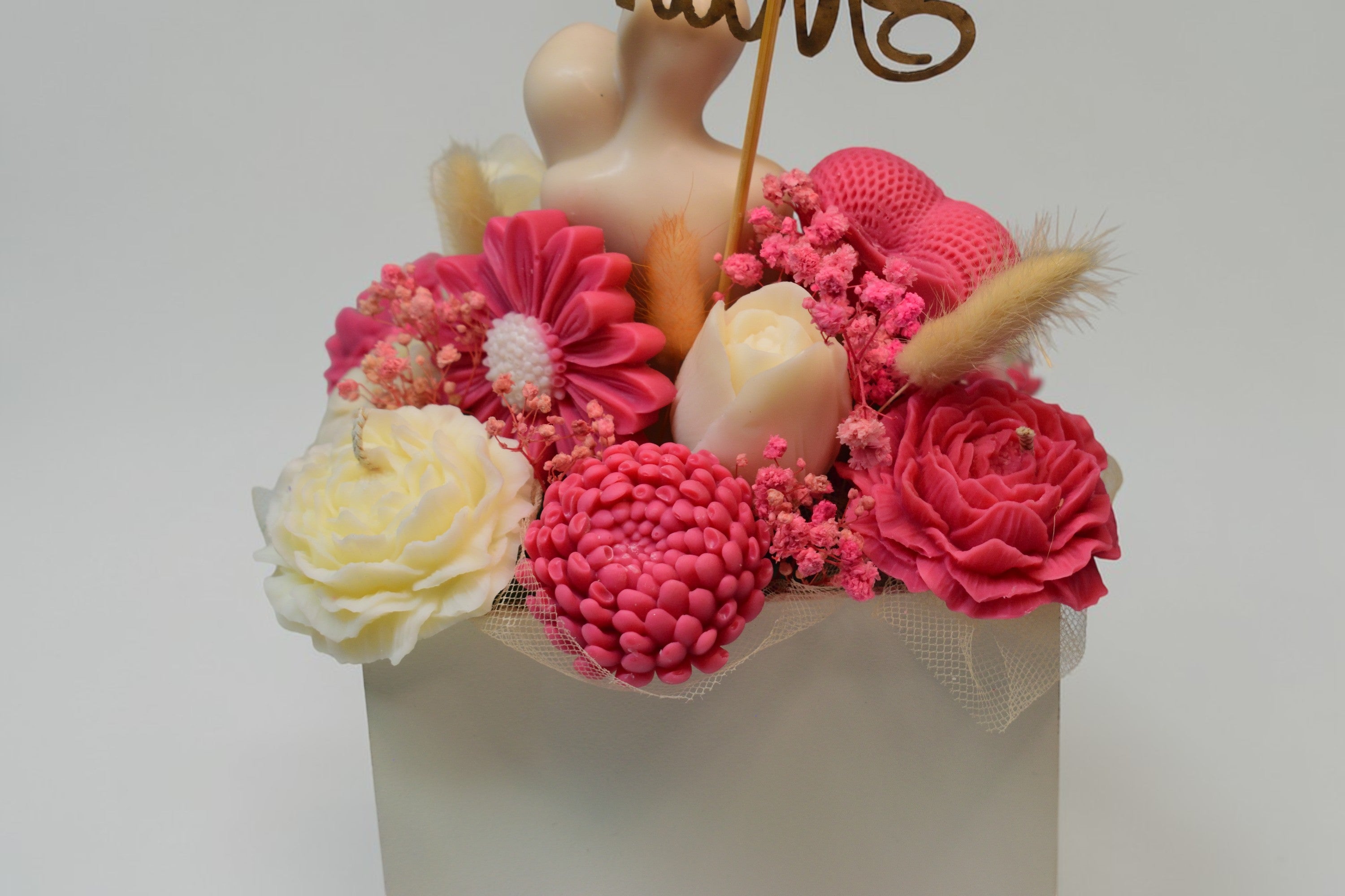 Set Cadou 8 Martie – cutie cu inimă, cuplu și flori - Luxora Candles