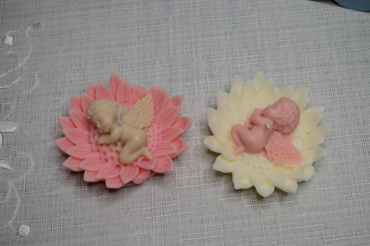 Lumânare de mărturie în formă de înger cu detalii florale, realizată manual, potrivită pentru botez și evenimente speciale
