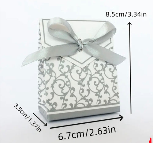 Detaliu cutie aurie pentru mărturii, design simplu și finisaj elegant
