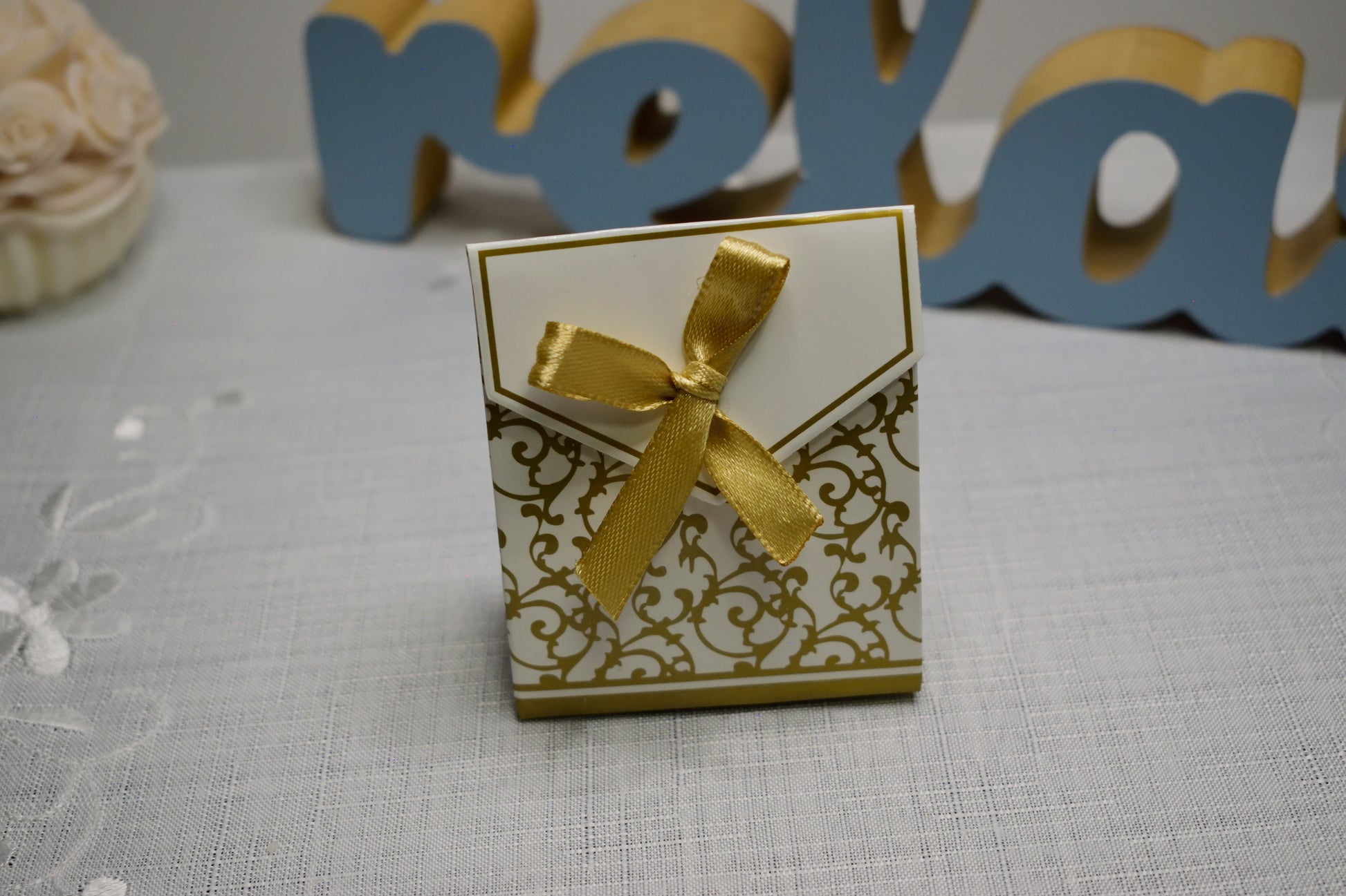 Cutie pentru mărturii de culoare aurie, potrivită pentru ambalarea elegantă a lumânărilor de mărturie