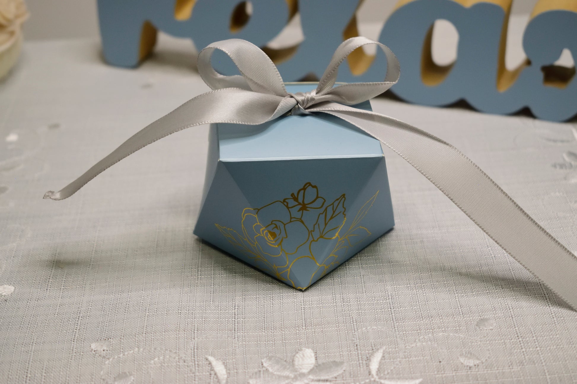 Cutie pentru mărturii în formă de diamant, concepută pentru ambalarea elegantă a lumânărilor de mărturie
