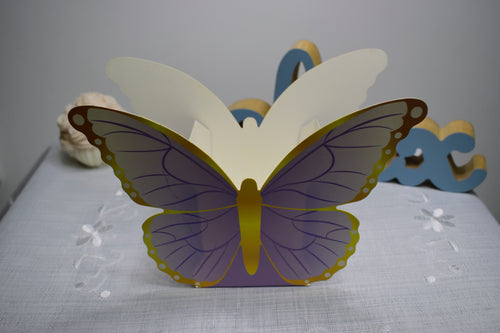 Detaliu cutie pentru mărturii formă fluture, design delicat și finisaj atent
