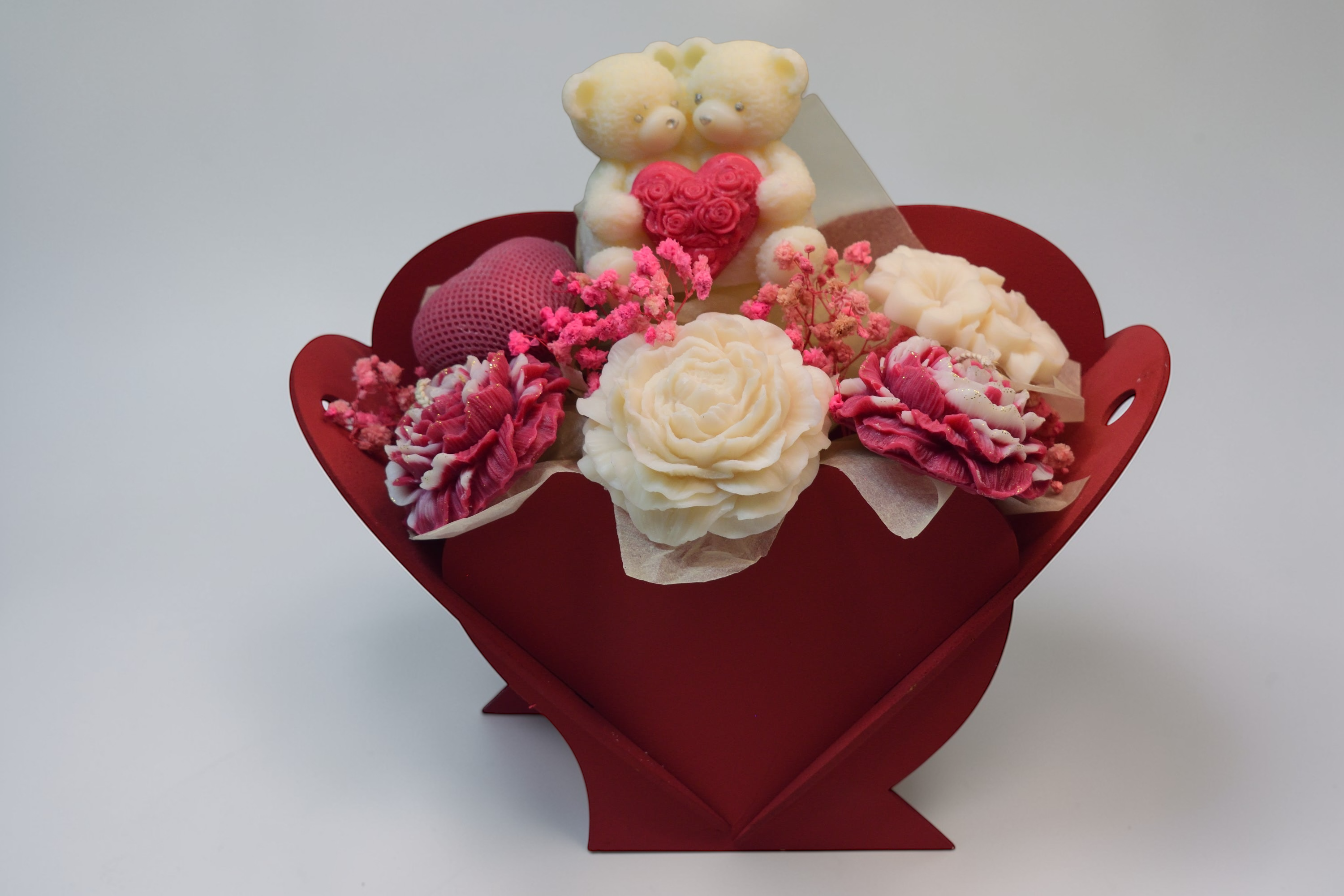 Set Cadou 8 Martie – suport în formă de inimă cu flori și ursuleți