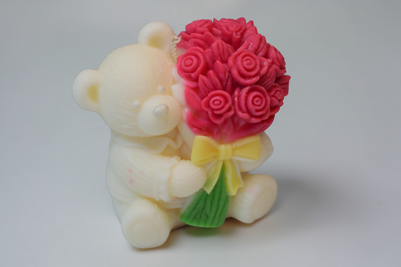 Lumânare decorativă – urs cu buchet de trandafiri