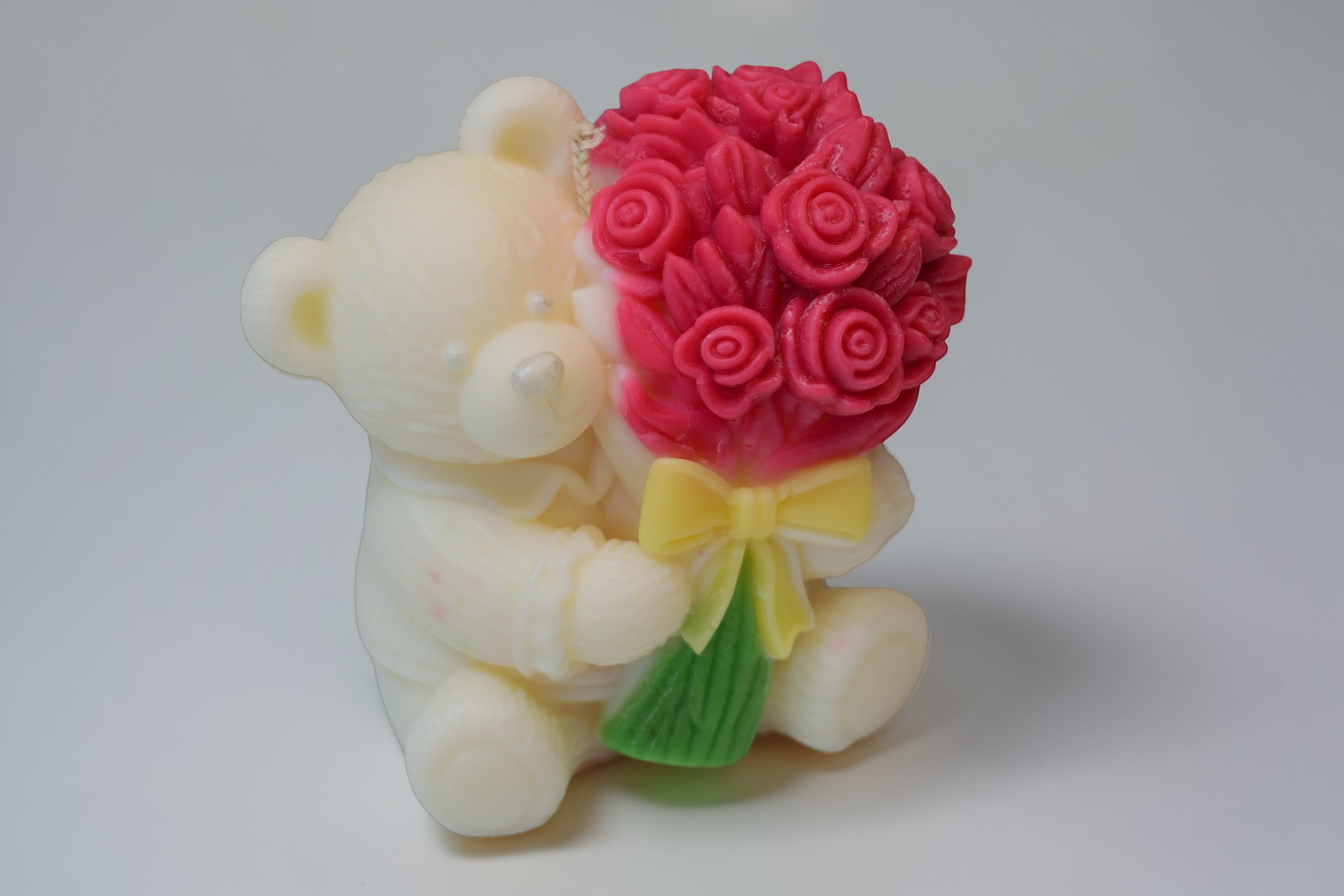 Lumânare decorativă – urs cu buchet de trandafiri