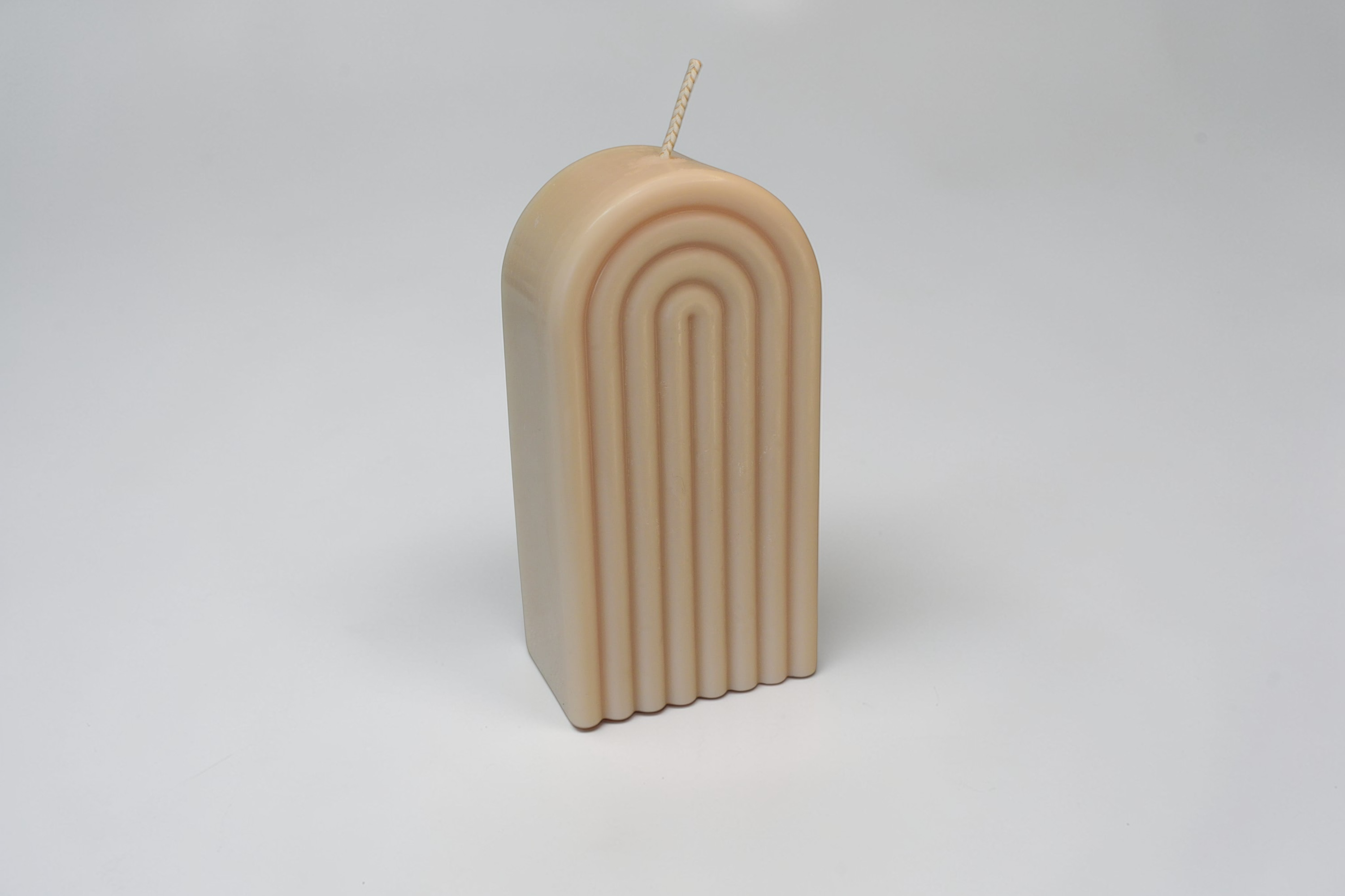 Lumânare decorativă arcadă Arcus realizată manual din ceară de soia