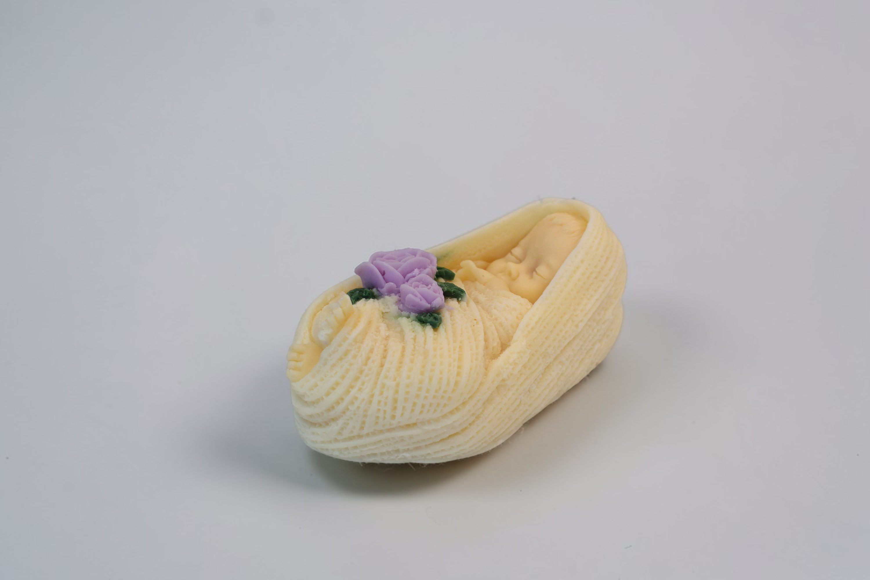 Lumânare decorativă din ceară de soia în formă de bebeluș înfășat