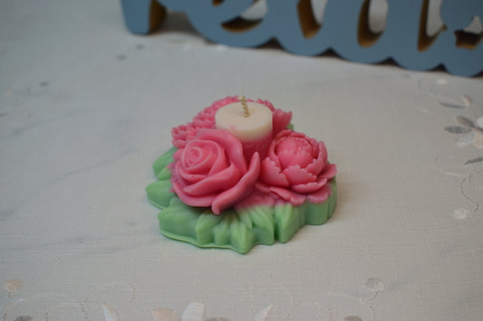 Lumânare decorativă în formă de buchet de bujori și trandafiri, realizată manual, cu design floral sculptural
