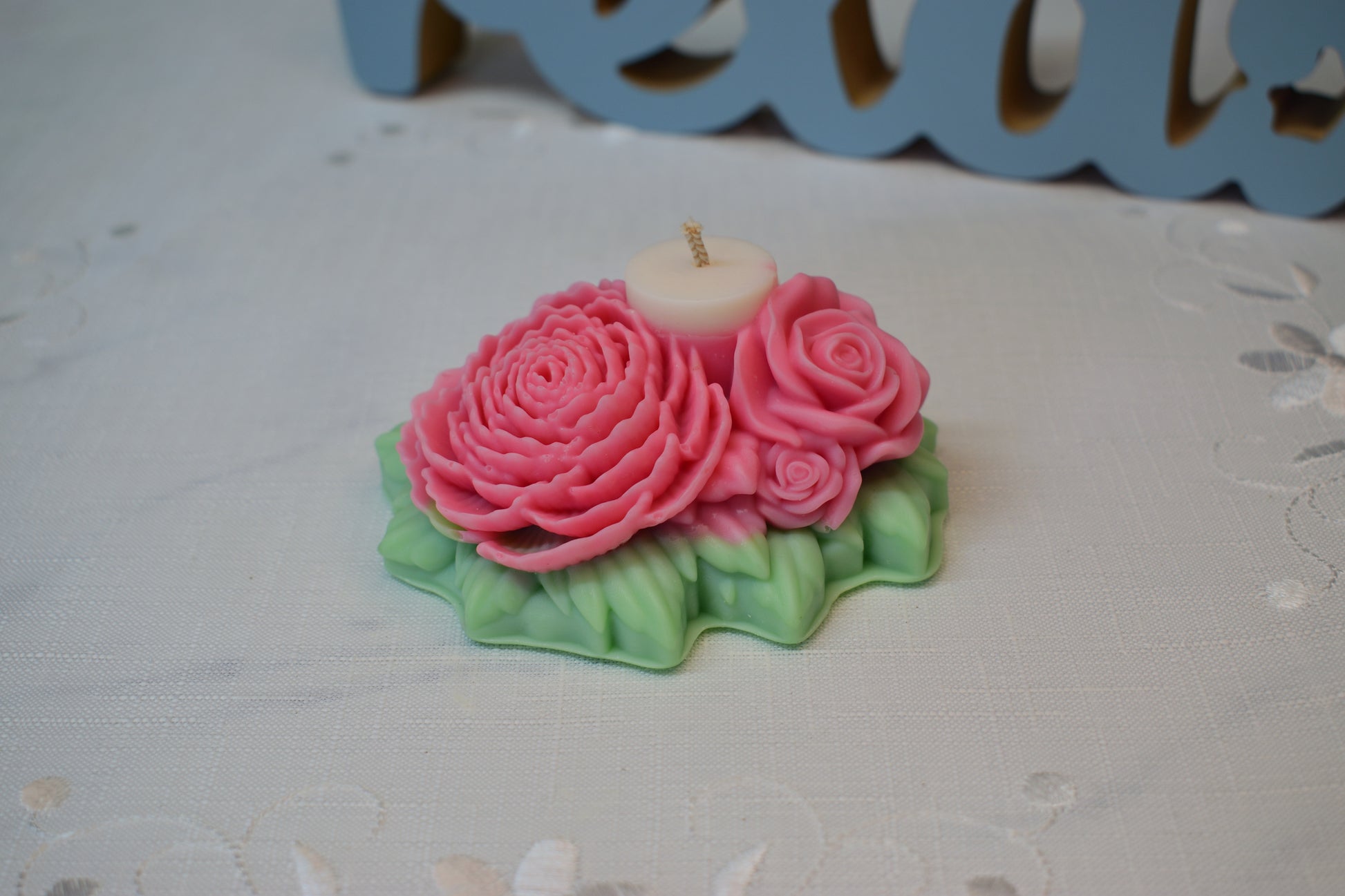 Lumânare decorativă în formă de buchet de bujori și trandafiri, realizată manual, cu design floral sculptural
