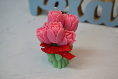 Lumânare decorativă în formă de buchet de lalele, realizată manual, cu design floral elegant
