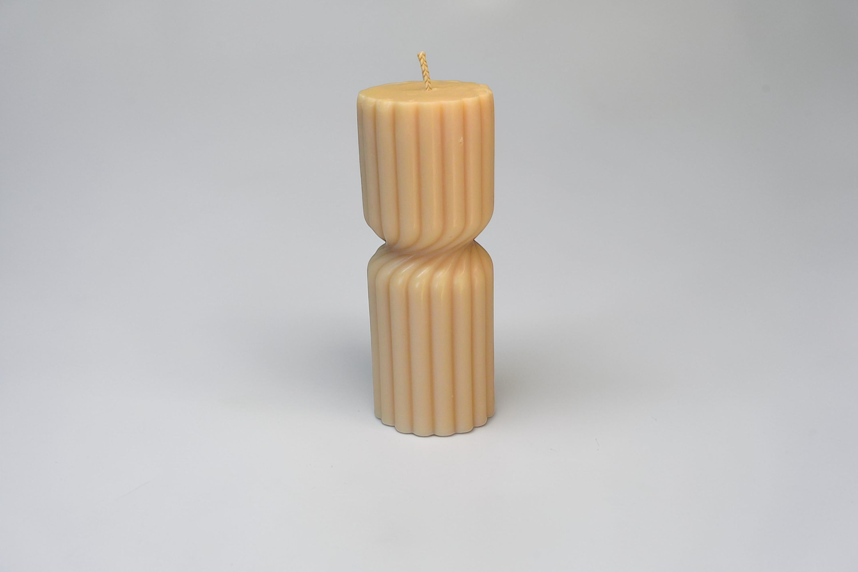 Lumânare decorativă din ceară de soia în formă de cilindru cu dungi