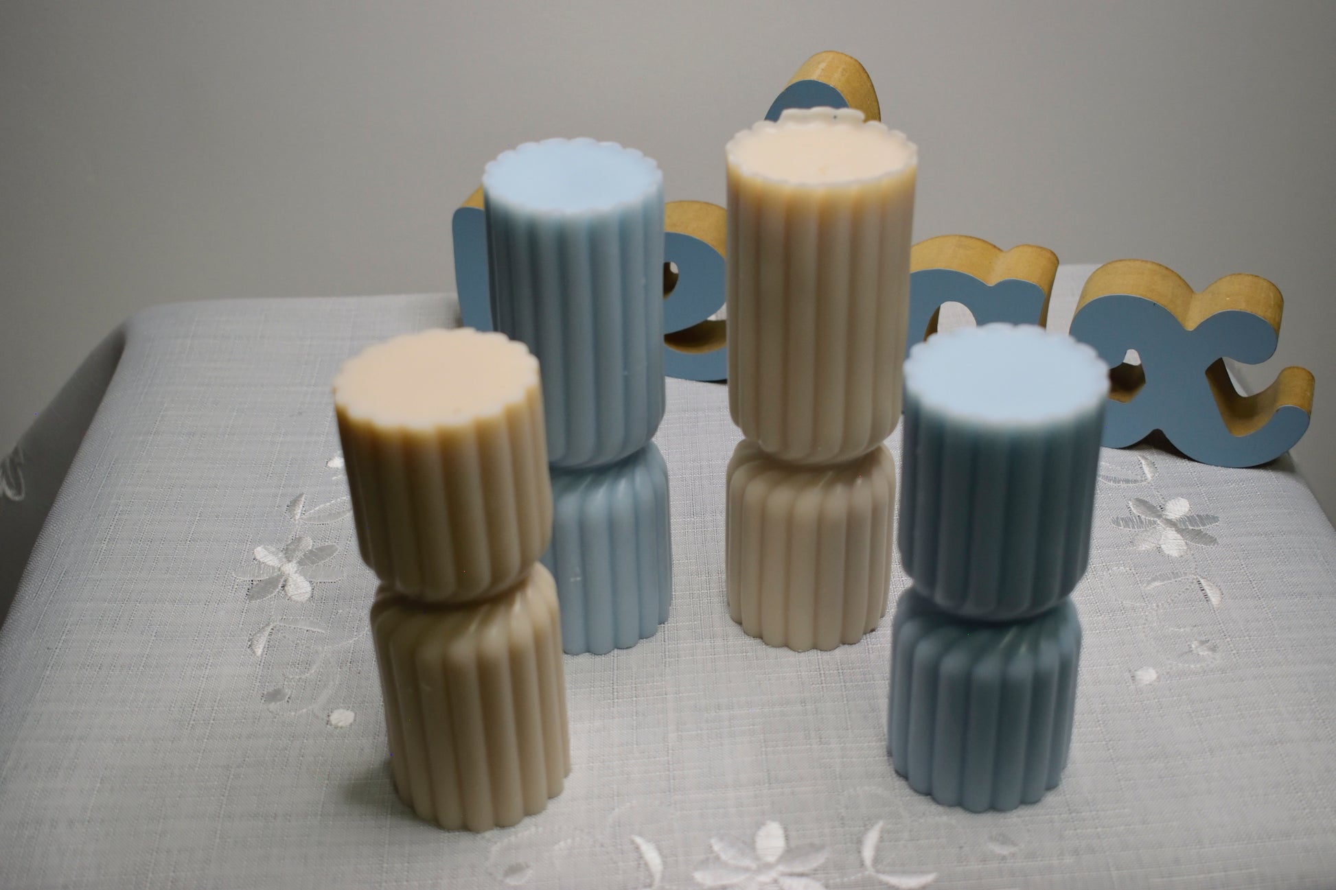 Lumânare decorativă în formă de cilindru spiralat cu dungi, realizată manual, cu design geometric pentru decor interior
