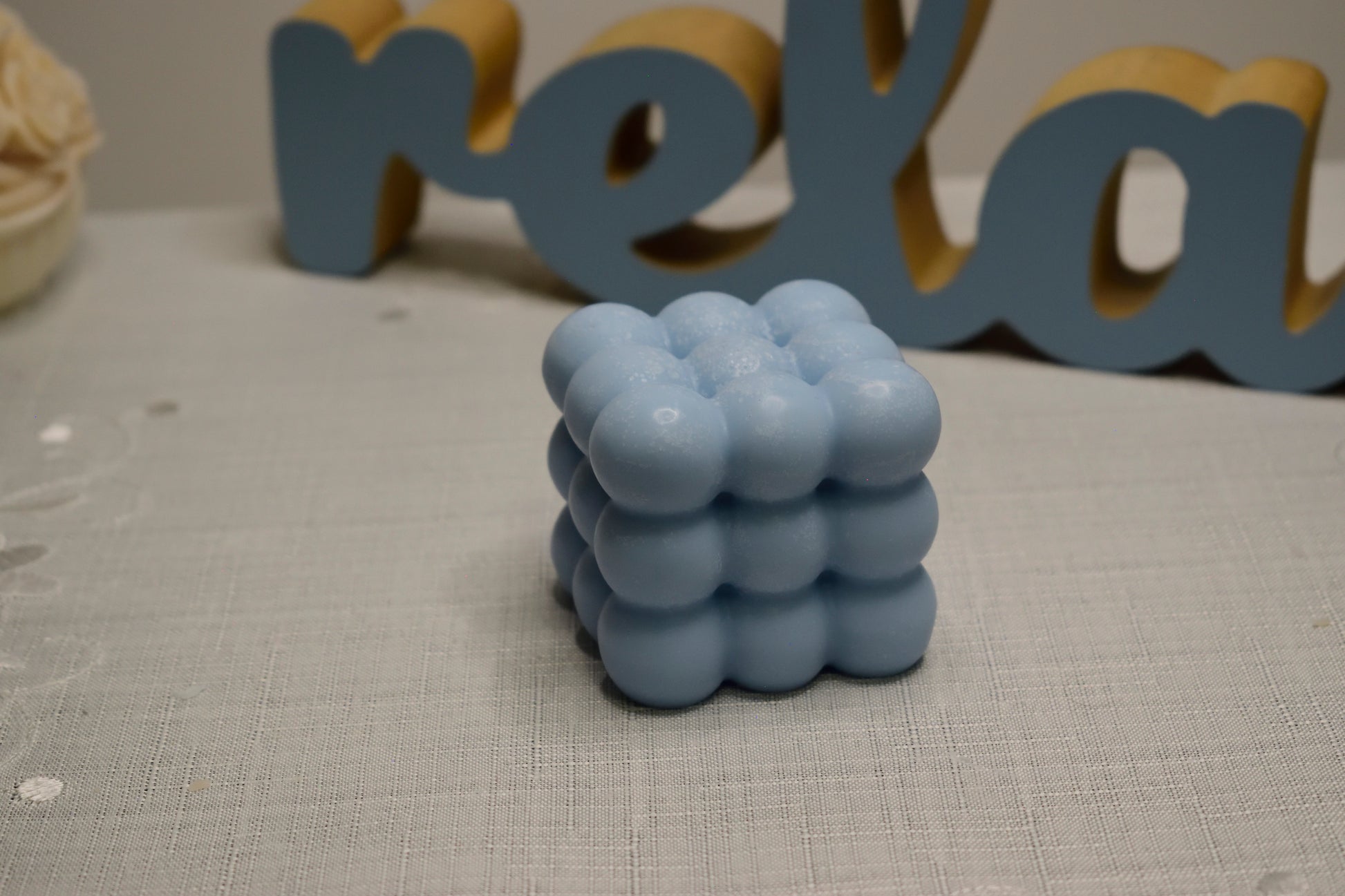 Lumânare decorativă în formă de cub cu bule, realizată manual, cu design geometric pentru decor interior
