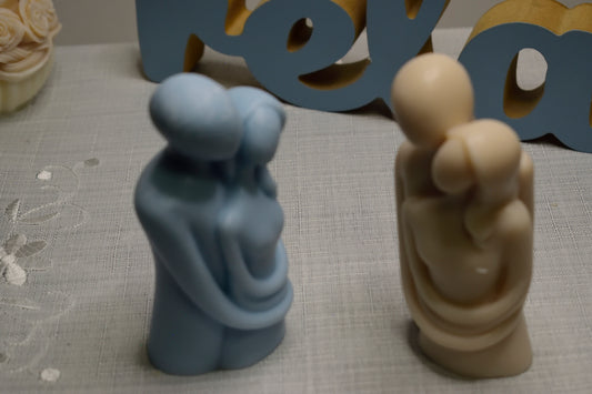 Lumânare decorativă reprezentând un cuplu îmbrățișat, realizată manual, cu design sculptural pentru decor interior
