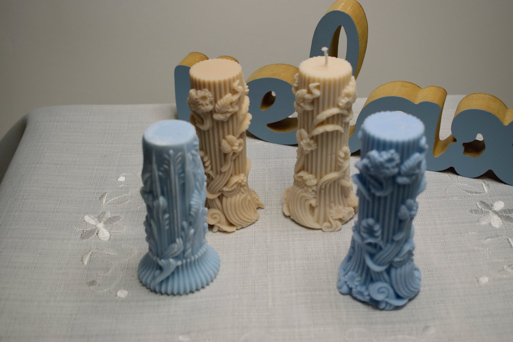 Lumânare decorativă cu design rotativ și formă neregulată, realizată manual, cu aspect sculptural pentru decor interior
