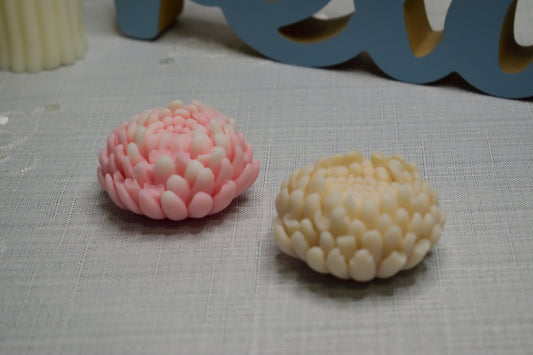 Lumânare decorativă în formă de floare de crizantemă, realizată manual, cu design floral detaliat pentru decor interior
