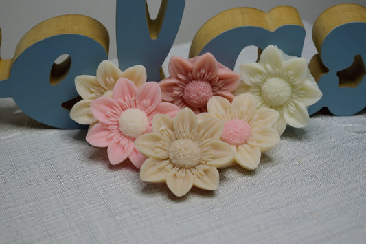 Lumânare decorativă în formă de floare de lotus, realizată manual, potrivită pentru decor interior și utilizare ca mărturie
