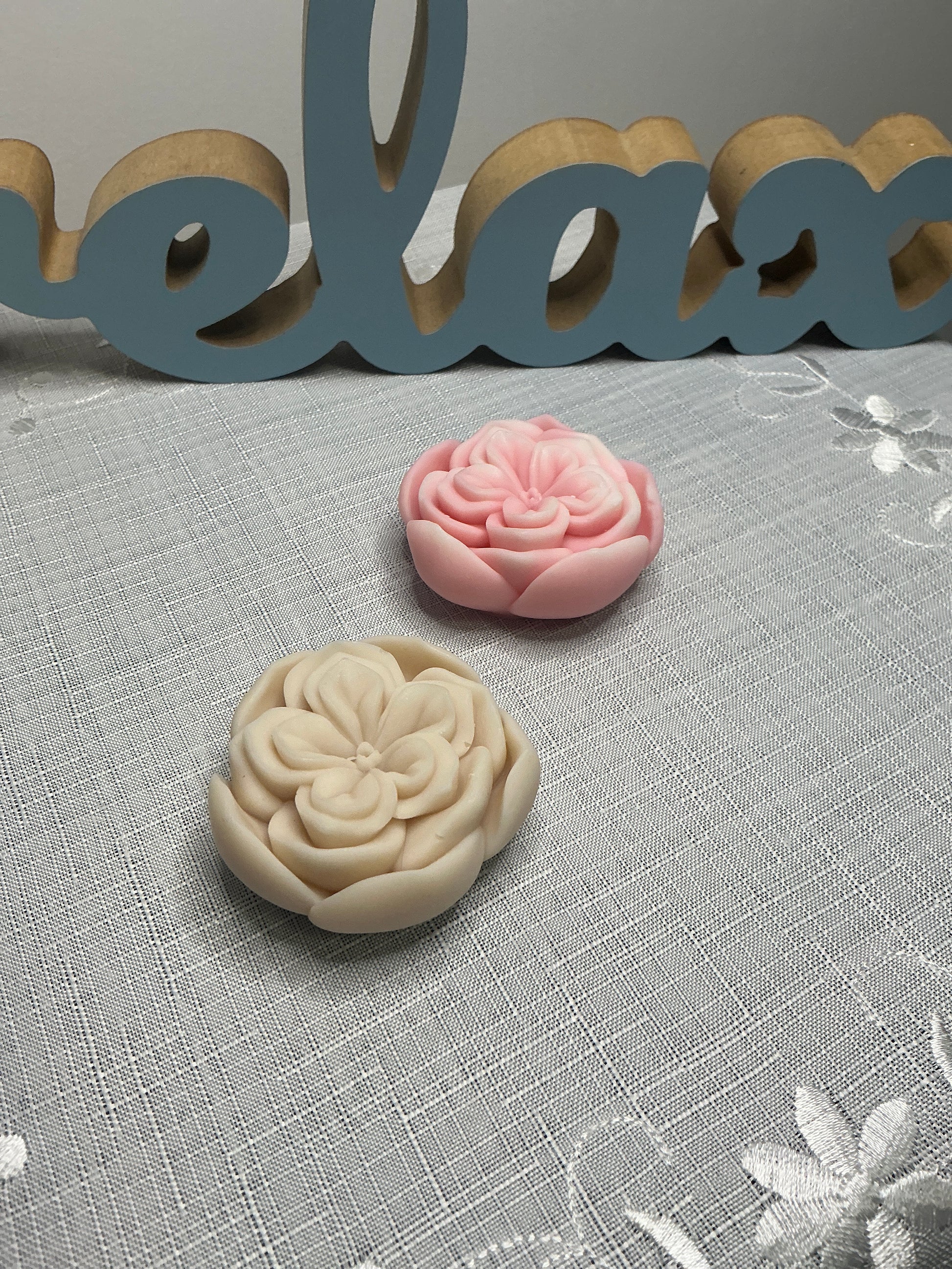 Lumânare decorativă în formă de floare stilizată, realizată manual, cu design floral modern pentru decor interior
