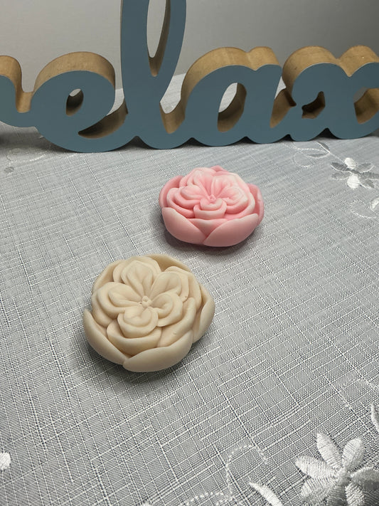 Lumânare decorativă în formă de floare stilizată, realizată manual, cu design floral modern pentru decor interior
